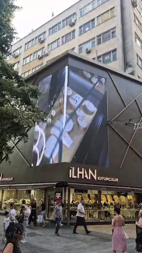 İlhan Kuyumculuk mağazasının cephesindeki dış mekân LED ekran
