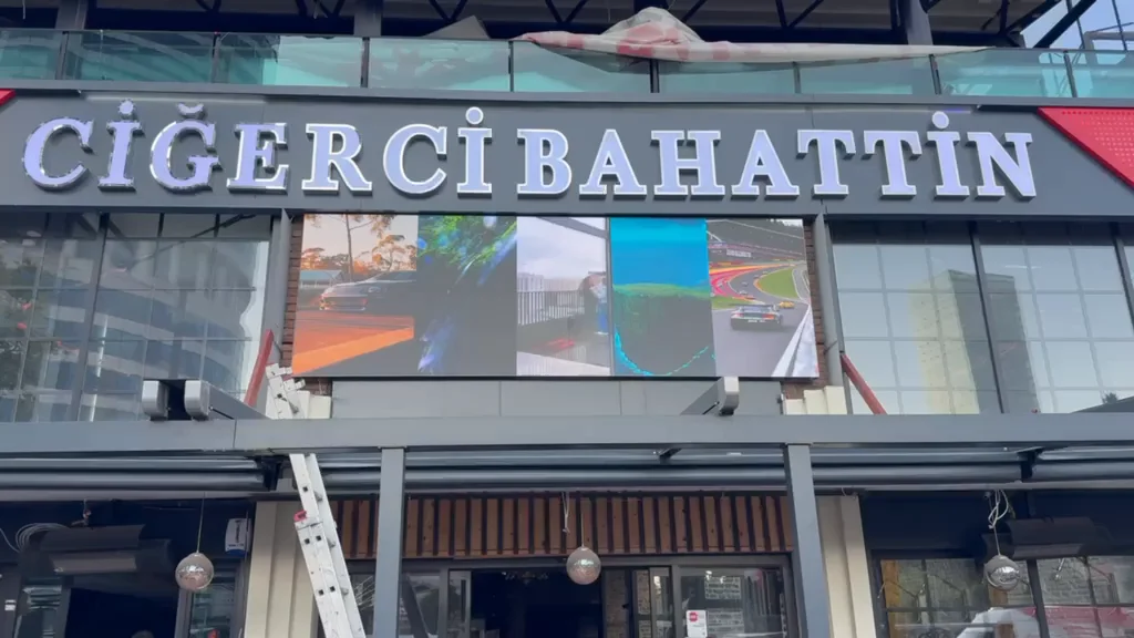 Ciğerci Bahattin işletmesinin tabelası üzerindeki dış mekân LED ekran